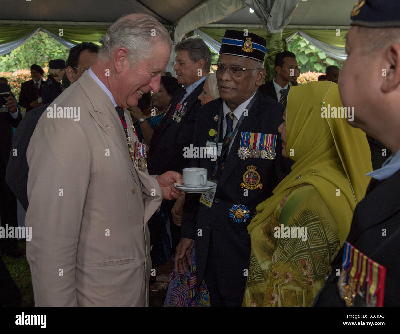 Der Prinz von Wales trifft auf Vertreter lokaler und nationaler Veteranengruppen während eines Besuchs der Commonwealth war Graves in Taiping, Kuala Lumpa, Malaysia während ihrer 11-tägigen Herbsttour durch Asien. Stockfoto