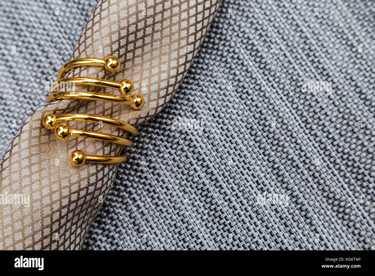 Schönen gold Serviette ring und die Serviette auf Unterlage, essen Tischdekoration Konzept und Hintergrund Stockfoto