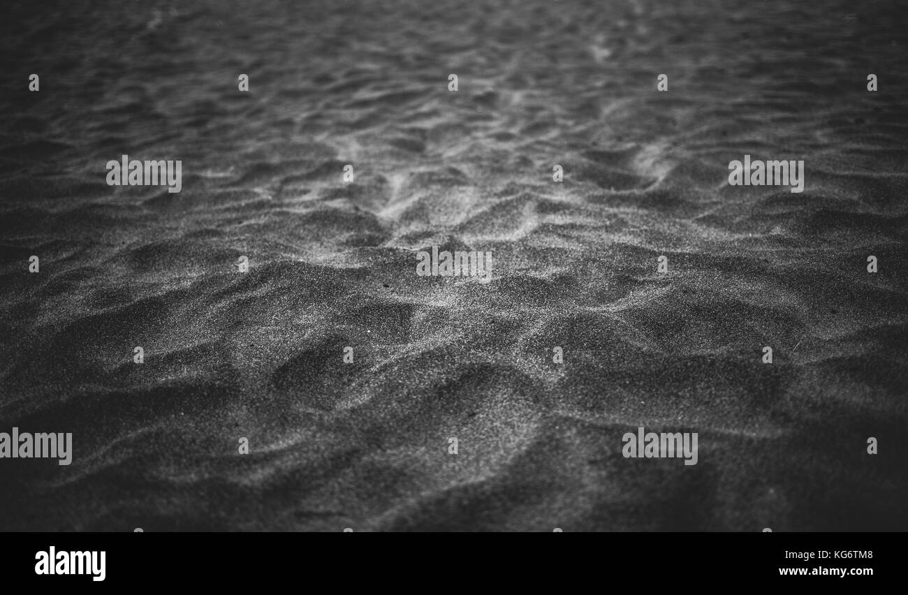 Nahaufnahme, schwarz-weiß Foto von nassem Sand am Dämmern an einem heissen Sommertag, Ada Bojana, Montenegro Stockfoto