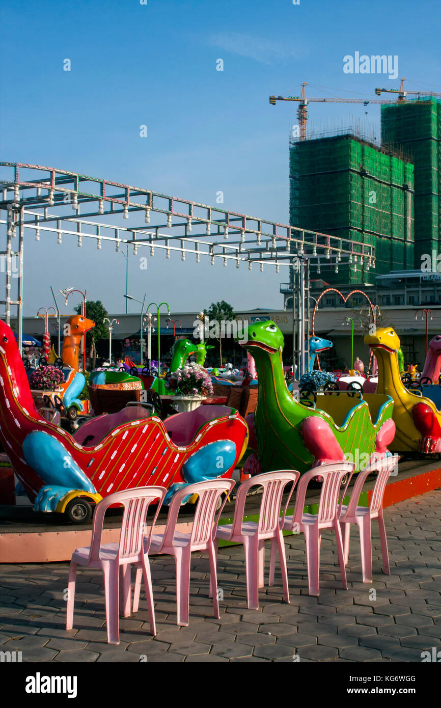 Ein Dinosaurierwagen steht leer in einem Vergnügungspark auf Ko Pech Island in Phnom Penh, Kambodscha. Stockfoto