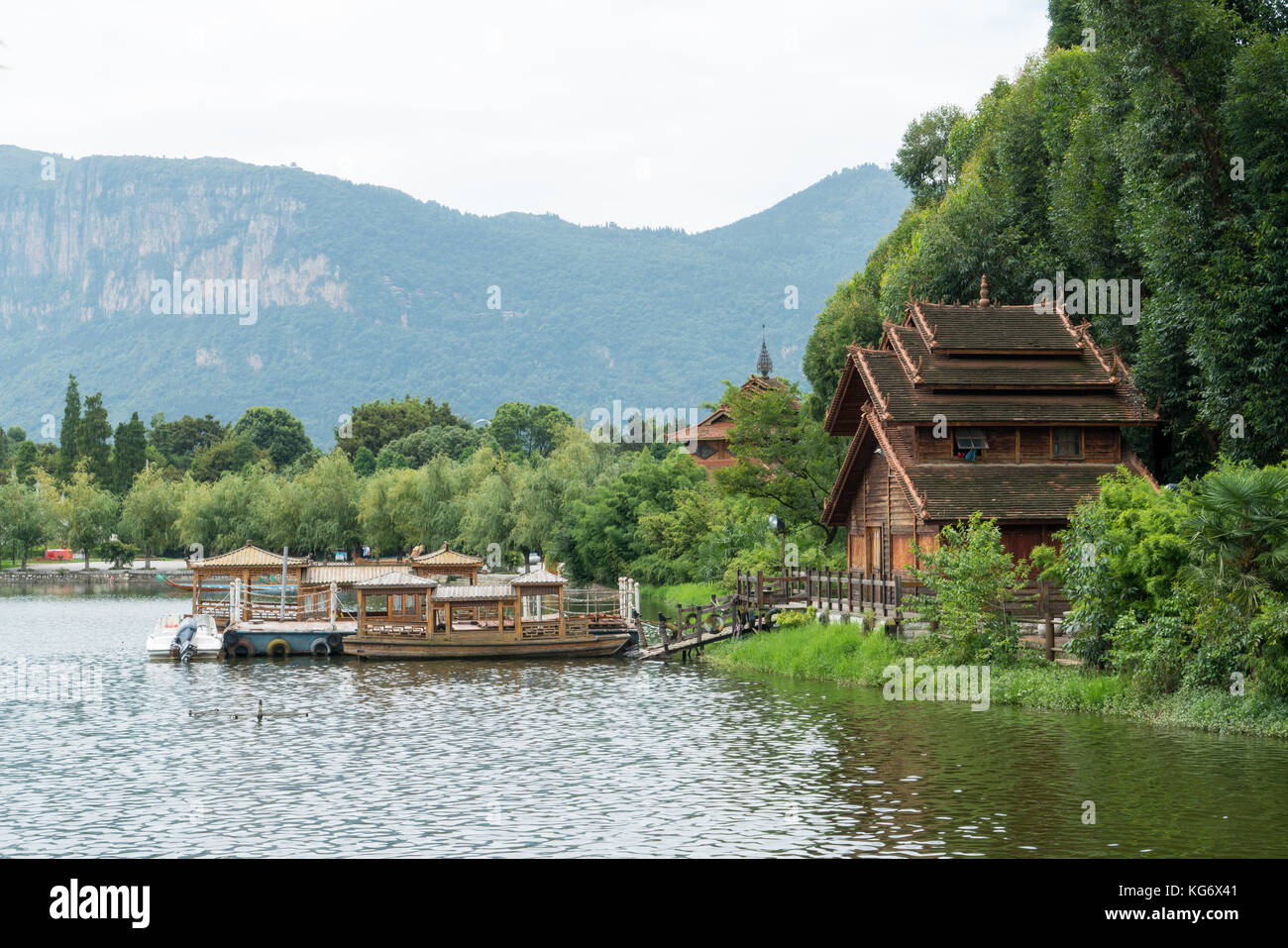 Alte chinesische Architektur im Yunnan Nationalitätendorf in Kunming, China Stockfoto