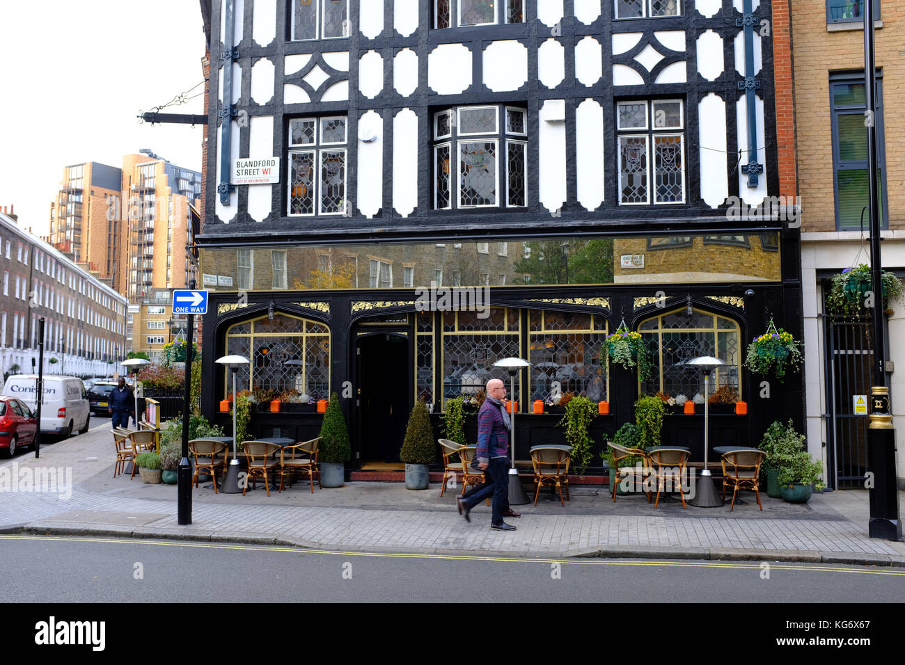 Die Tudor Rose Pub in Blandford Street und Manchester Street, Marylebone, London Uk Stockfoto