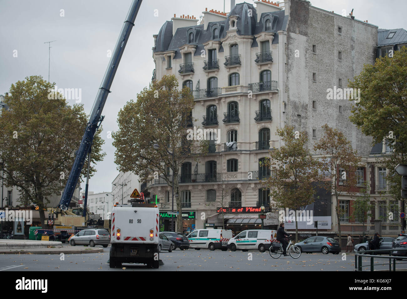 Streetphotography; Place Félix-Éboué - Ansicht eines Mobilkrans in Aktion in paris frankreich Stockfoto