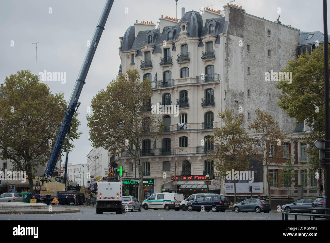 Streetphotography; Place Félix-Éboué - Ansicht eines Mobilkrans in Aktion in paris frankreich Stockfoto