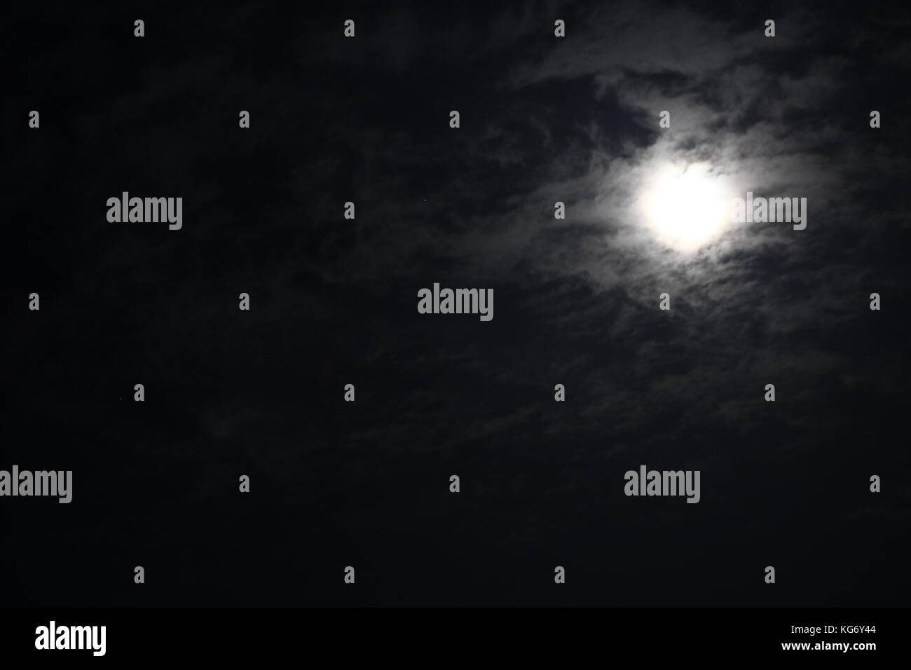 Foto der helle Mond auf eine bewölkte Nacht. Stockfoto