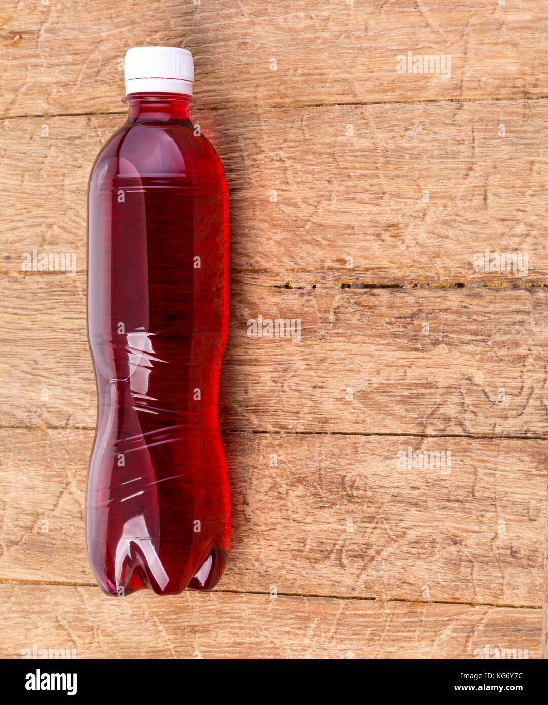 Soda Flasche auf dem Holztisch, Ansicht von oben Stockfoto