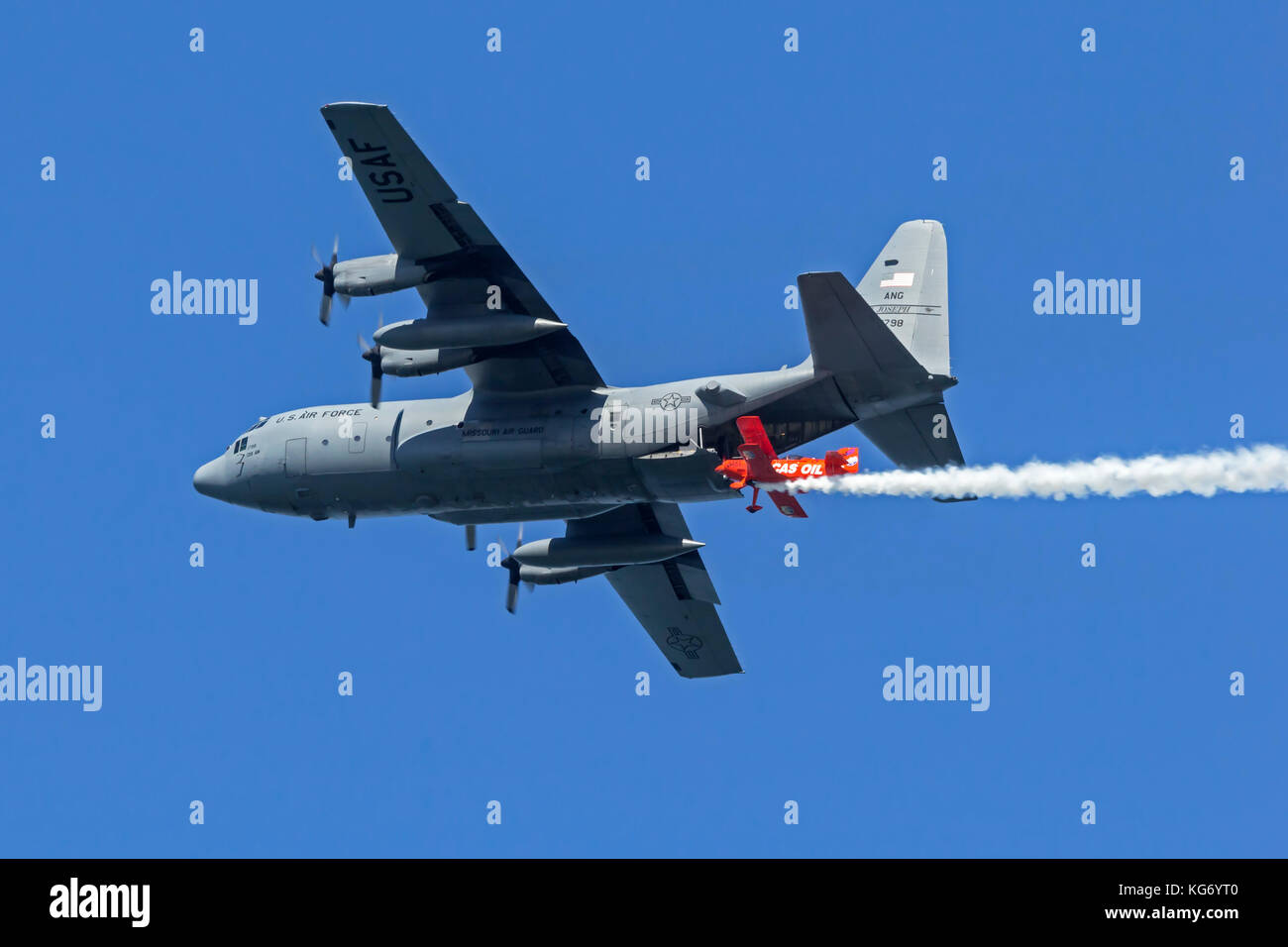 Michael Wiskus fliegt die Lucas Oil Pitts S -1-11 B in Formation mit einem Missouri Air National Guard C-130 H2 von Die 139 Air Wing basierte rosecrans Luft N Stockfoto