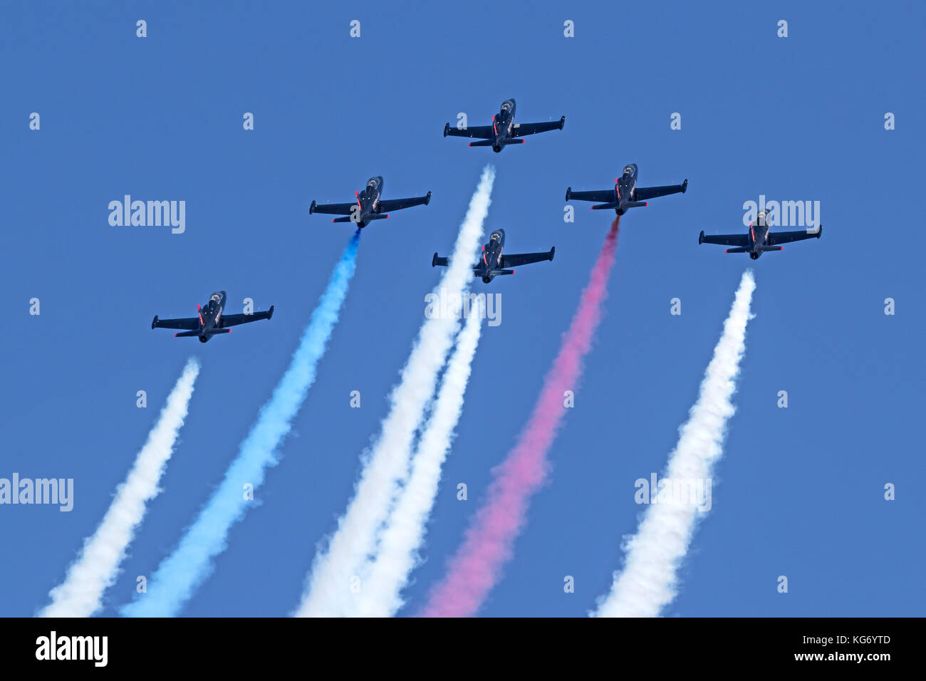 Sechs L-39 Albatros Flugzeugen der Patrioten Flugvorführung team Zoom sykward in einem Delta Formation. Stockfoto