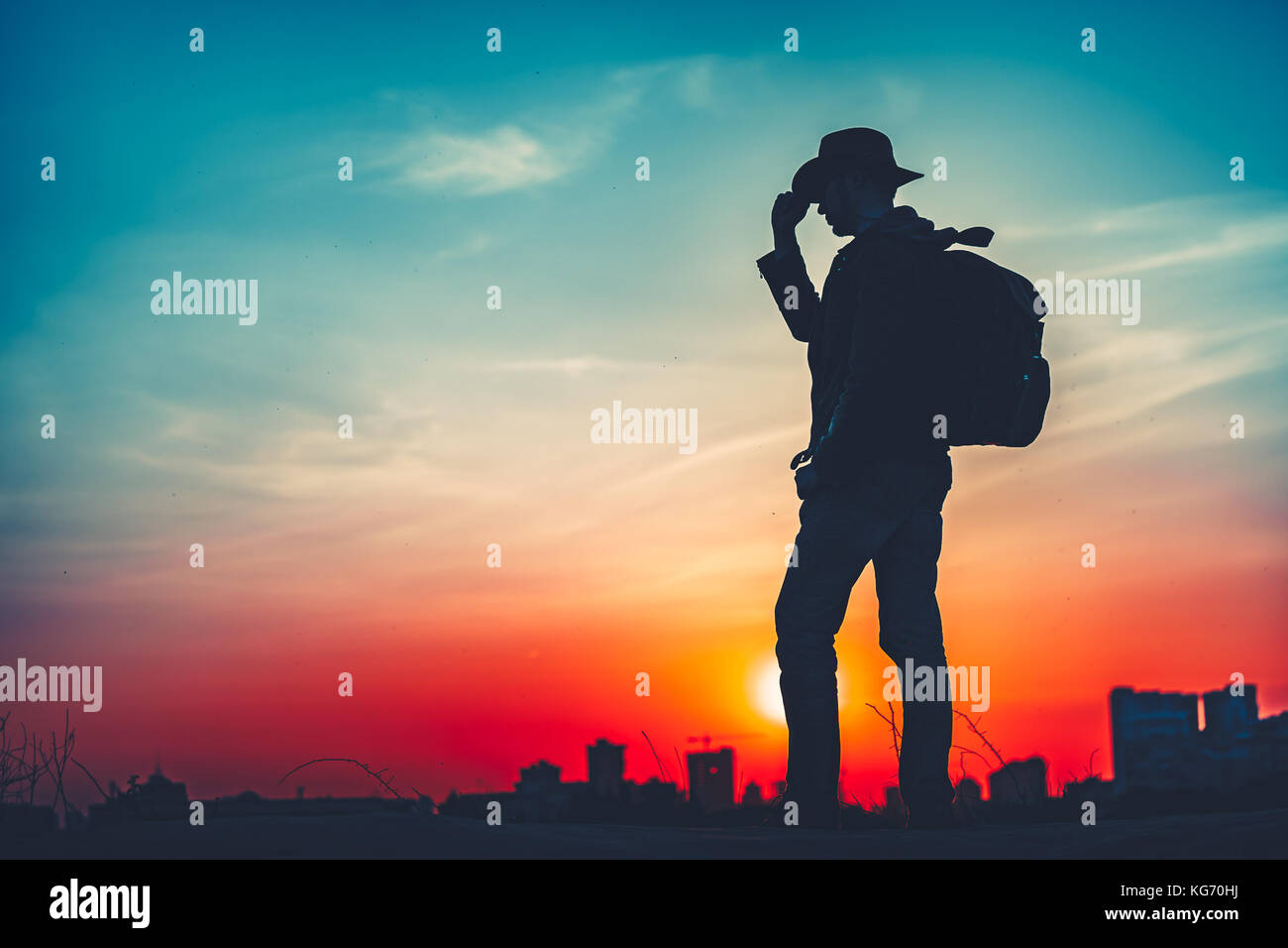 Travel Concept. Silhouette eines Mannes mit Rucksack Stockfoto