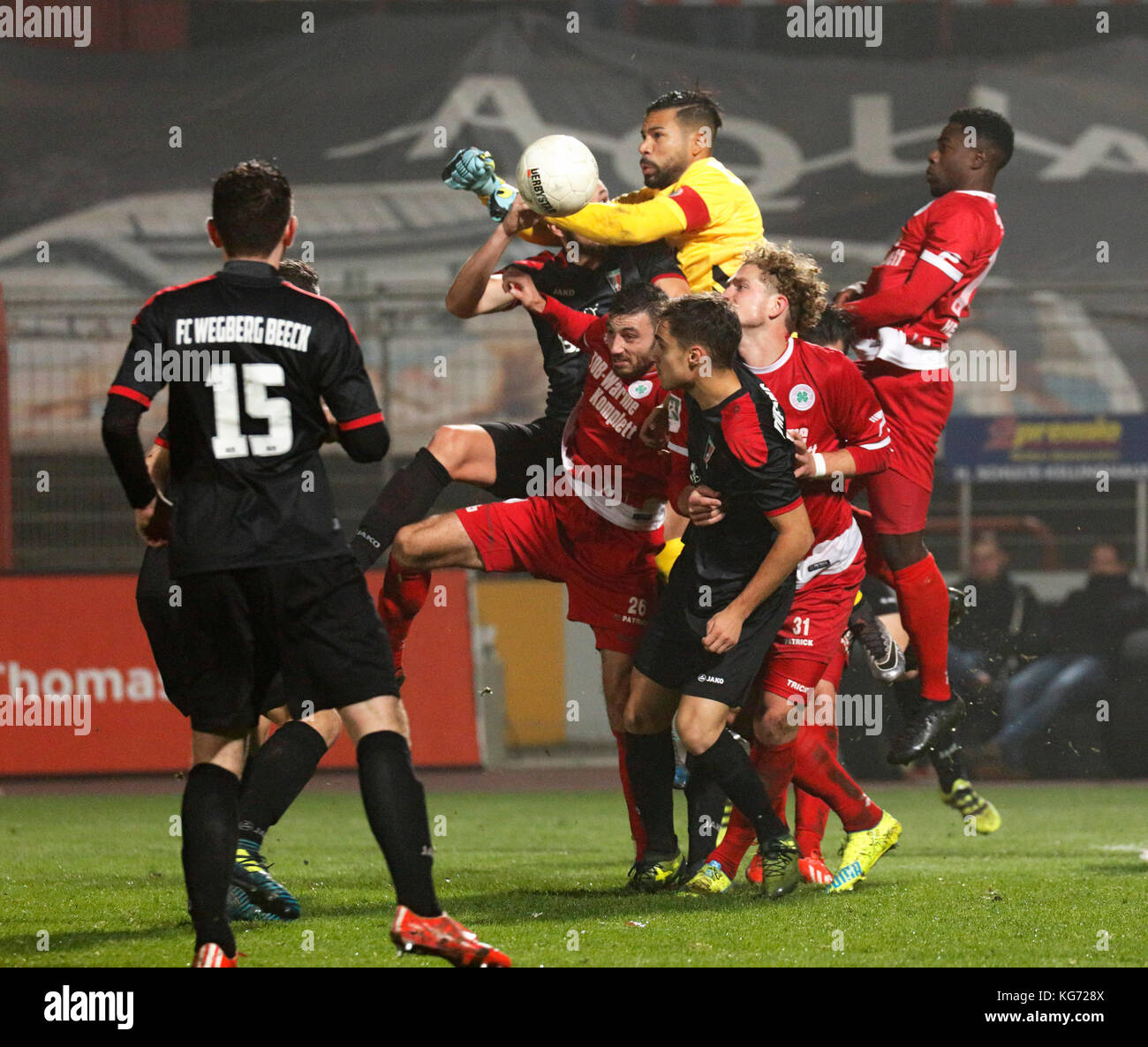 Sport, Fußball, Regionalliga West, 2017/2018, rot weiss Oberhausen vs FC wegberg - beeck 1920 1:1, Stadion Niederrhein in Oberhausen, Szene des Spiels, 1:1 Equalizer Ziel, Torschütze shpend hasani (beeck) links abgedeckt, Verteidigung, Torwart und Kapitän Robin udegbe (Rwo) Stockfoto