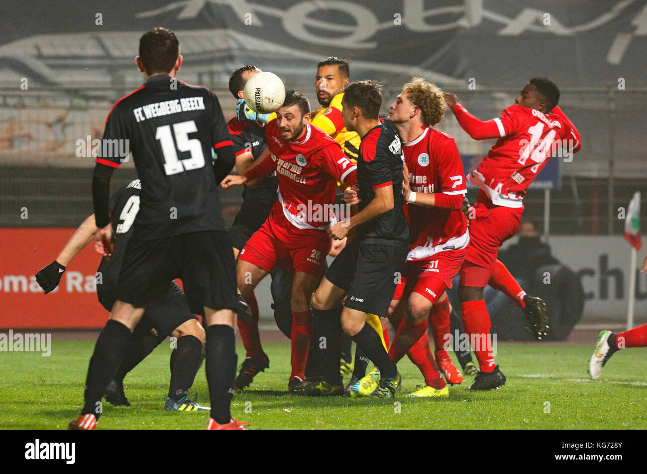 Sport, Fußball, Regionalliga West, 2017/2018, rot weiss Oberhausen vs FC wegberg - beeck 1920 1:1, Stadion Niederrhein in Oberhausen, Szene des Spiels, 1:1 Equalizer Ziel, Torschütze shpend hasani (beeck) links abgedeckt, Verteidigung, Torwart und Kapitän Robin udegbe (Rwo) Stockfoto