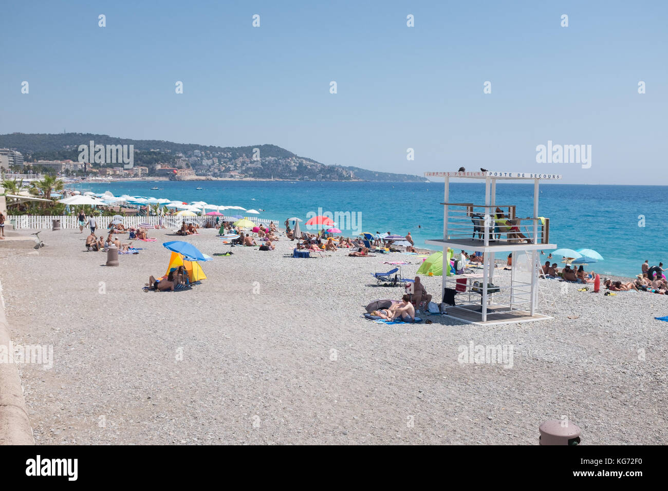 Menschen, zum Sonnenbaden und Relaxen am Strand an der Promenade des Anglais, Nizza, Côte d'Azur, Provence-alpes-côte d'azu, Frankreich. Stockfoto