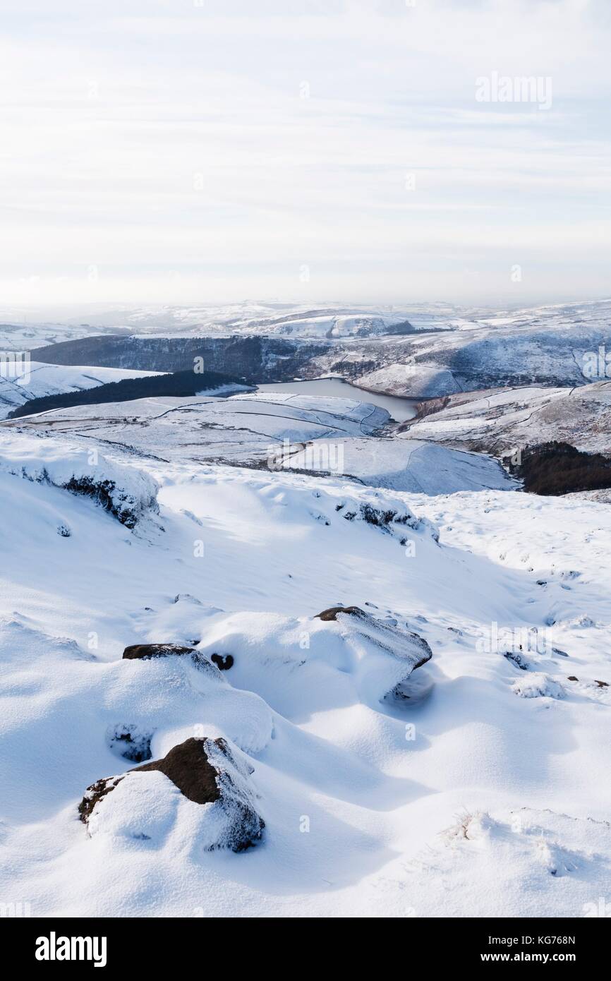 Verschneite Landschaft im Winter mit freundlicher Reservoir für Kinder Scout, Derbyshire, Großbritannien Stockfoto