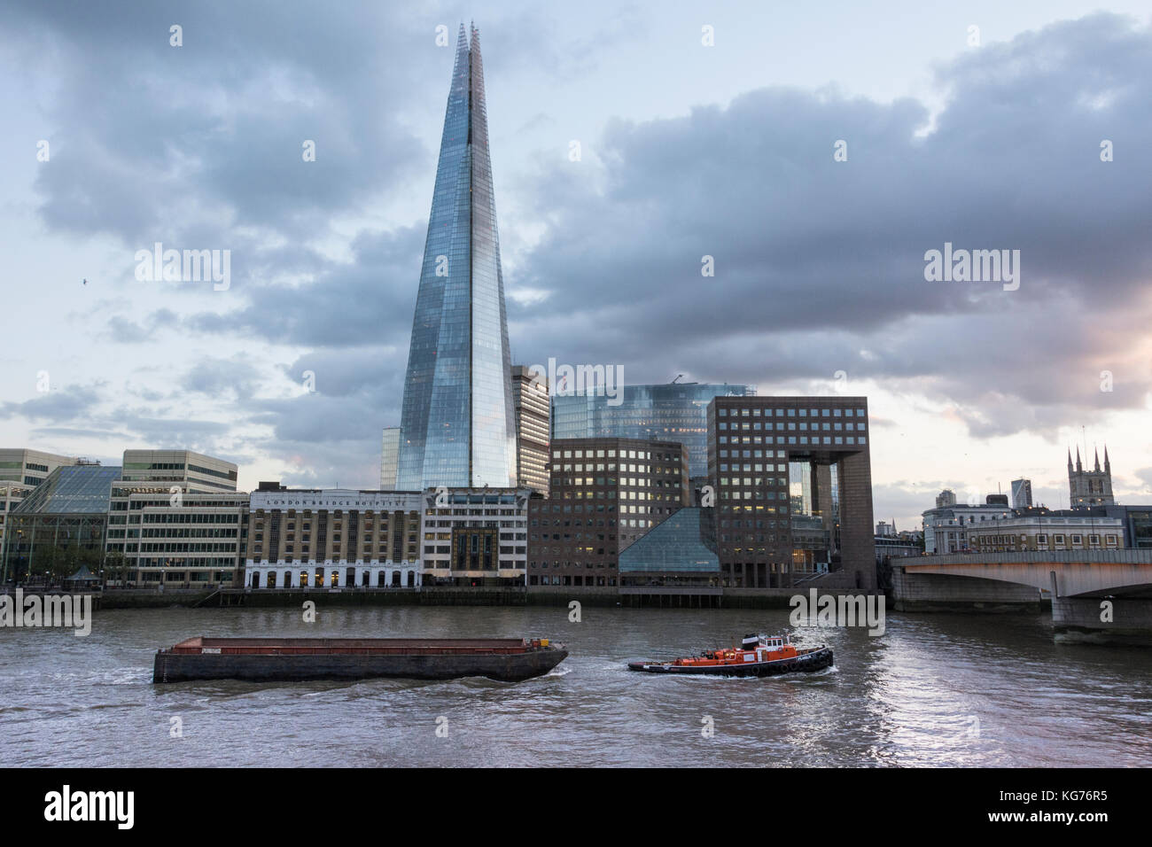 Sonnenuntergang - Der Shard Wolkenkratzer von London Bridge Hospital flankiert und die London Bridge office Entwicklung. Stockfoto