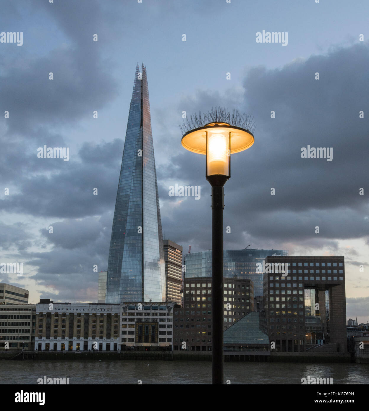 Sonnenuntergang - Der Shard Wolkenkratzer von London Bridge Hospital flankiert und die London Bridge office Entwicklung. Stockfoto