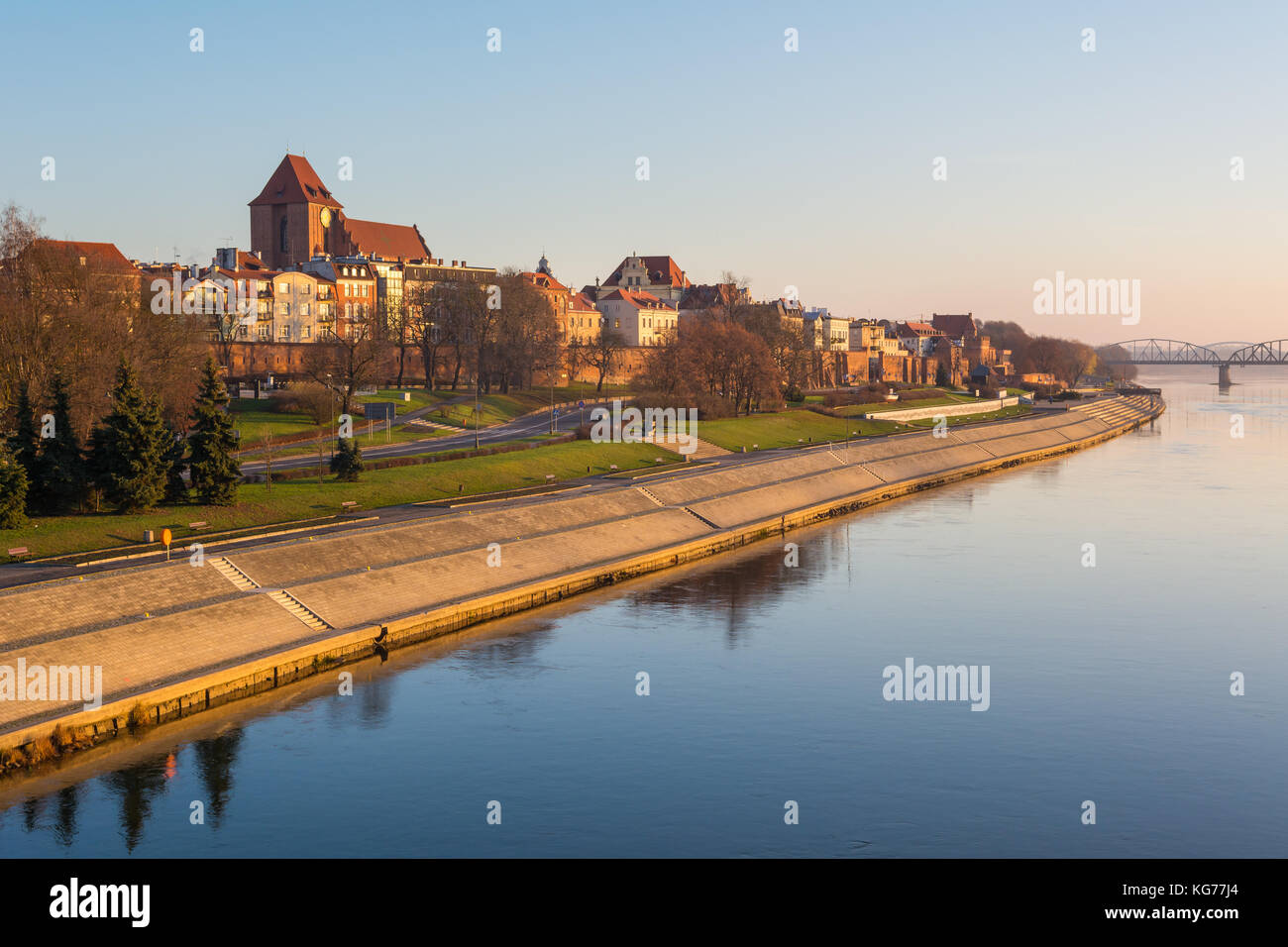 Torun Stadt und Fluss Promenade in nebligen Morgen. Blick aus dem pilsudski Brücke. Stockfoto