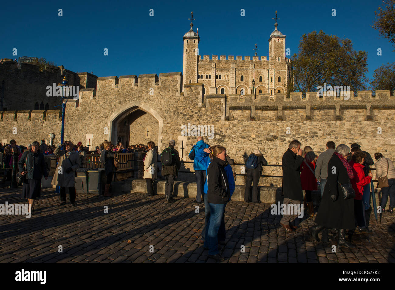 Eine sehr beliebte Sehenswürdigkeit ist der Tower von London, die Touristen aus aller Welt. Bild, November 2014 Stockfoto