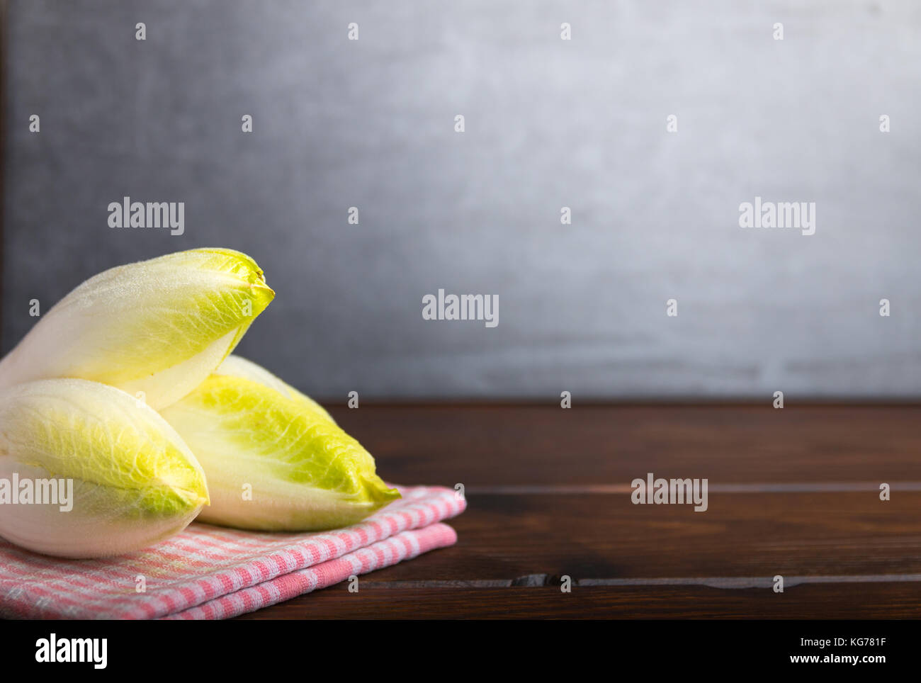 Belgische Eskariol schließen nach oben auf einem Tisch Stockfoto