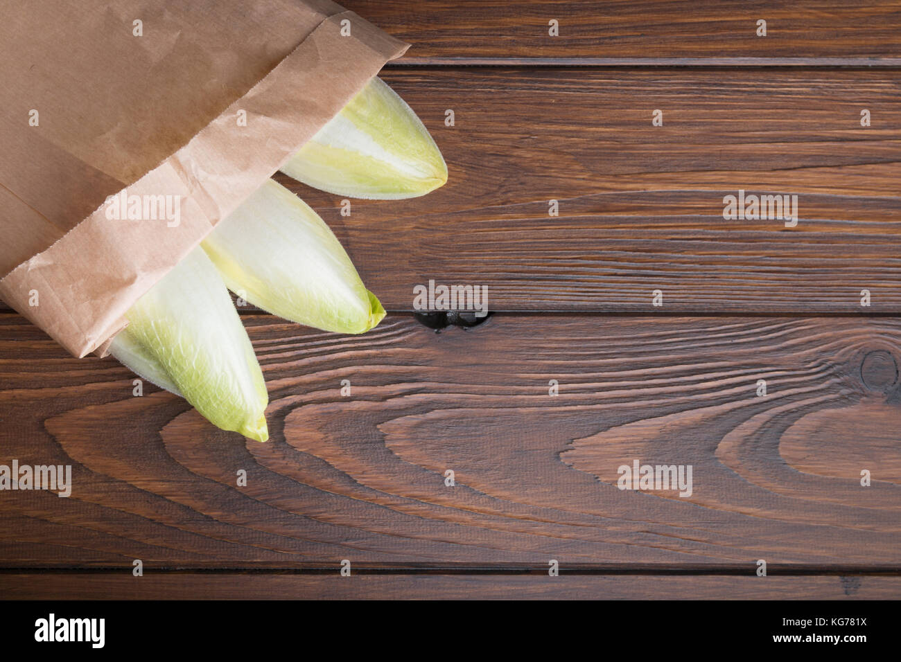 Belgische andives in einer Tasche, Ansicht von oben Stockfoto