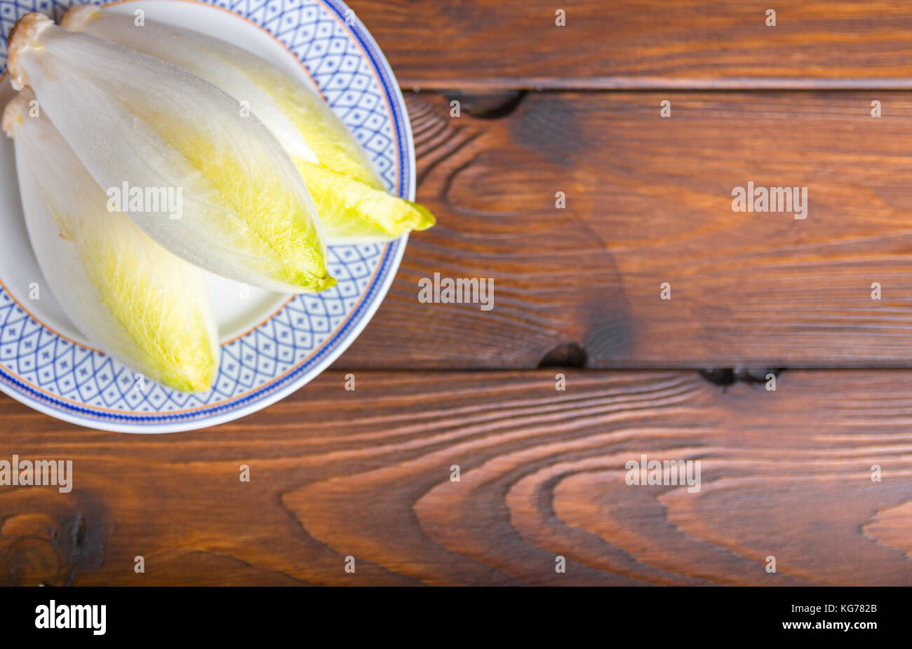 Belgische Zichorie auf einer weißen Platte Stockfoto