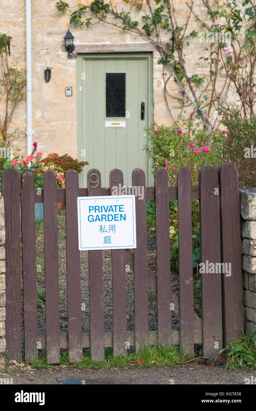 Bibury Tourism - 'Private Garden'-Schild am Gartentor auf Englisch und Japanisch geschrieben - Bibury, Gloucestershire, England, Großbritannien Stockfoto