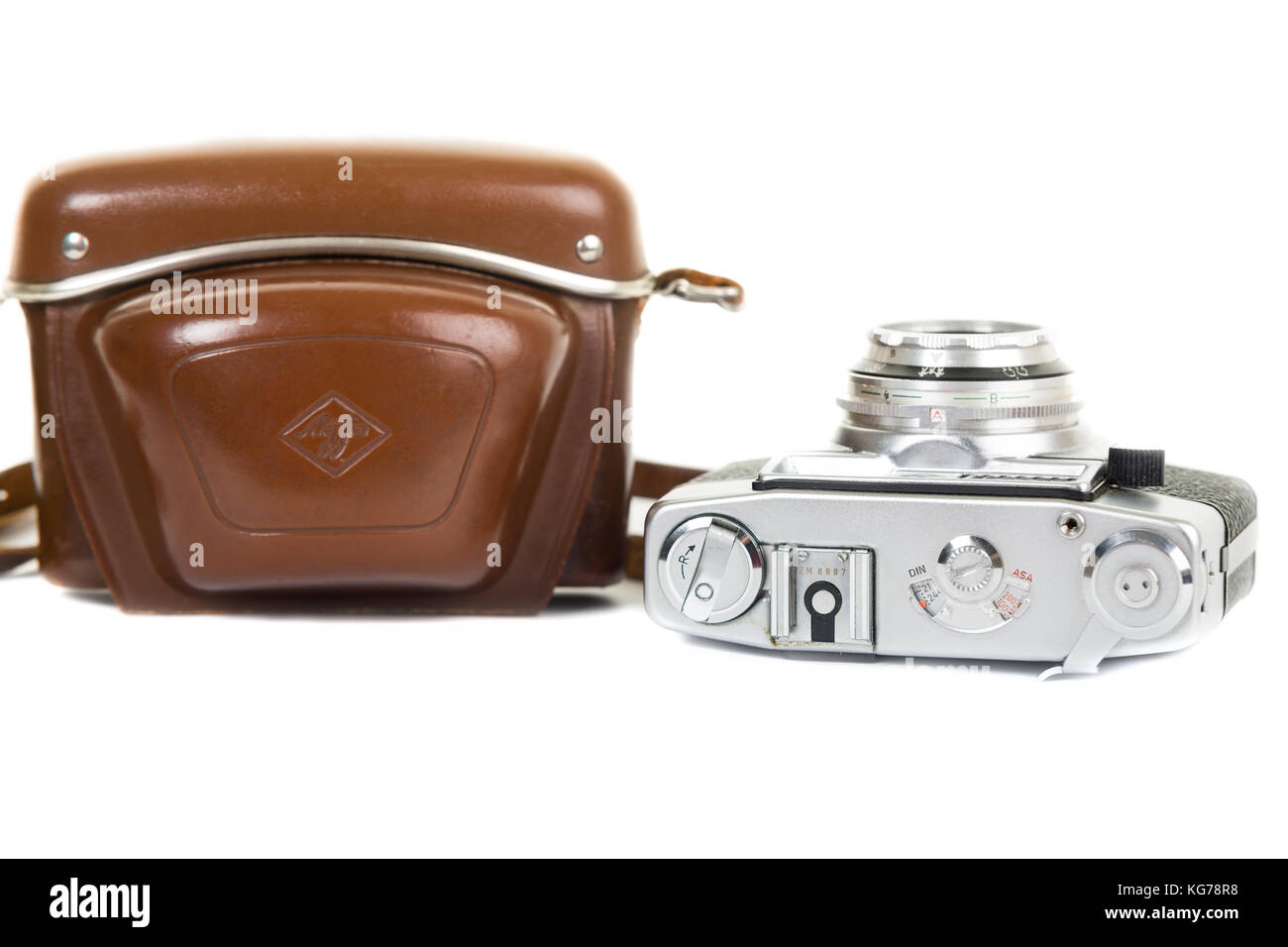 Vintage Agfa analoge Kamera und Ledertasche auf weißem Hintergrund isoliert Model Release: Nein Property Release: Nein. Stockfoto