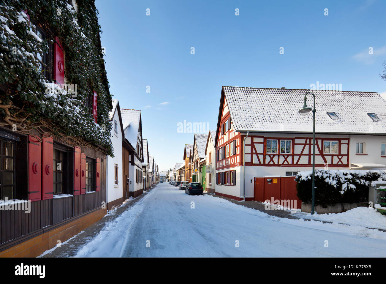 Alte Häuser in einem kleinen deutschen Dorf mit Schnee und blauem