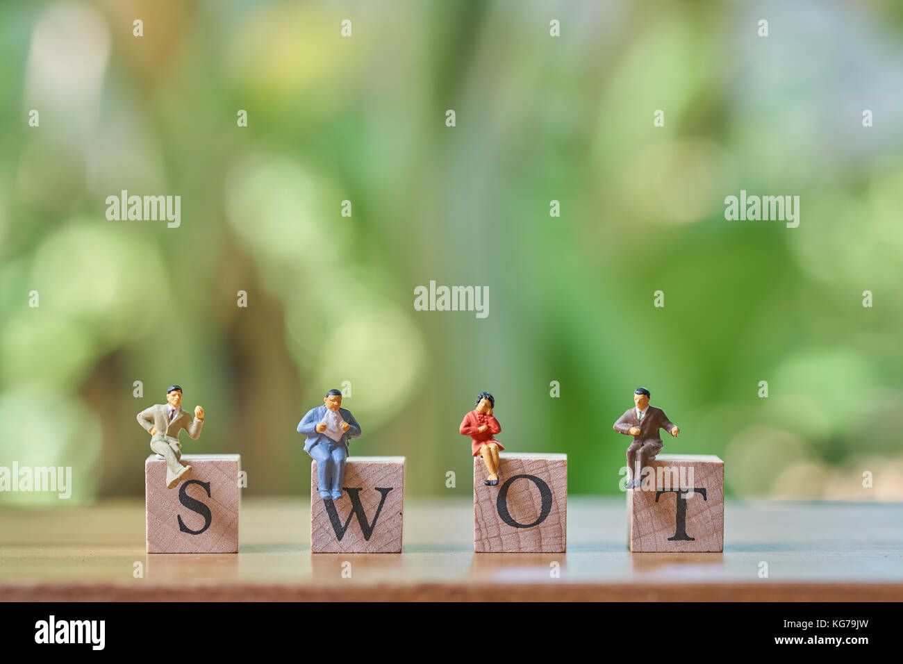 Miniatur 4 Leute sitzen auf Holz Wort swot als Hintergrund Business Konzept mit kopieren. Stockfoto