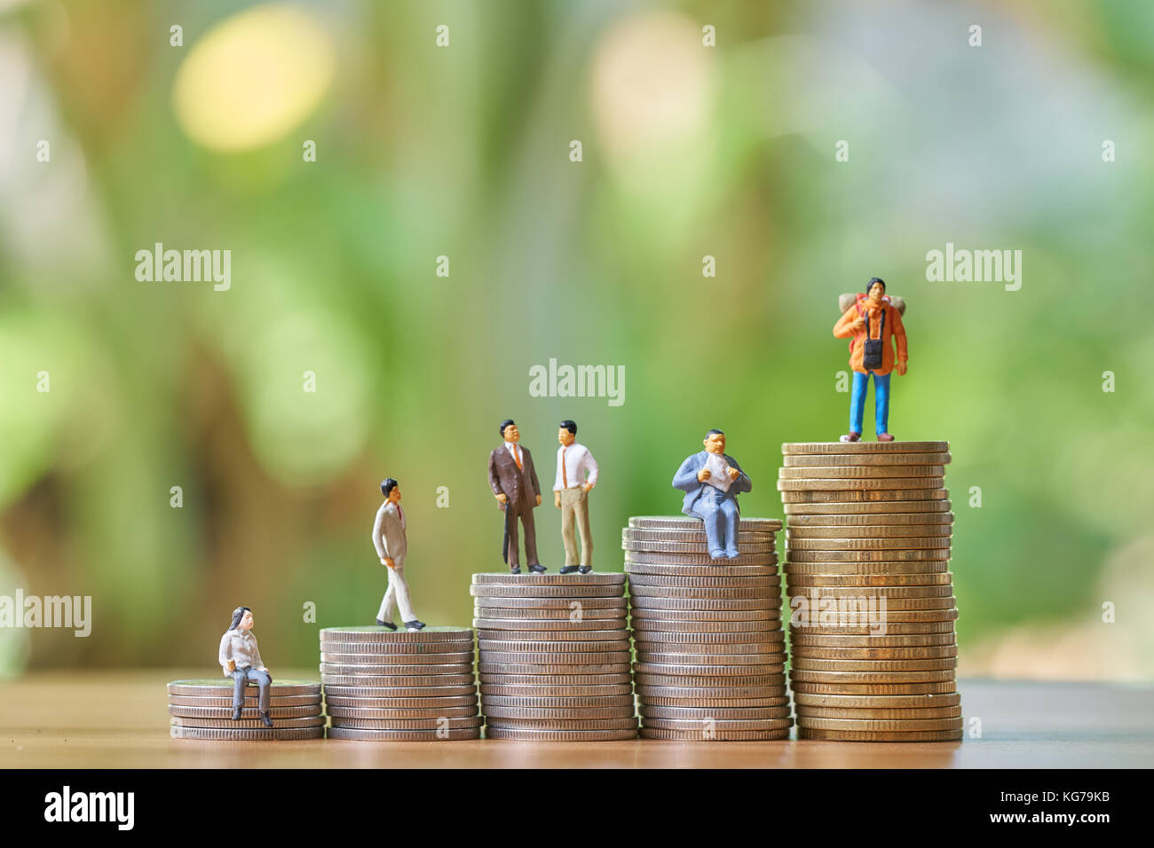 Geld-, Finanz-, Wirtschafts- wachstum Konzept, Gruppe der Geschäftsmann miniaturfiguren Stellung der Stapel von Münzen zu denken und zu planen. nach oben Wie backgr Stockfoto