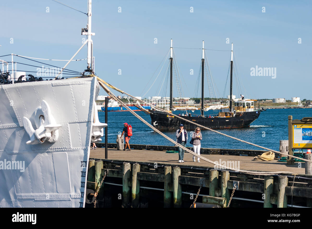 Halifax, Kanada - 29 August 2017: Touristen zu Fuß entlang der Promenade in Halifax harbout. Stockfoto