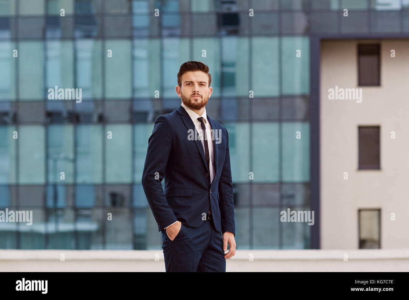 Unternehmer Portrait auf dem Hintergrund der Geschäftshäuser Stockfoto