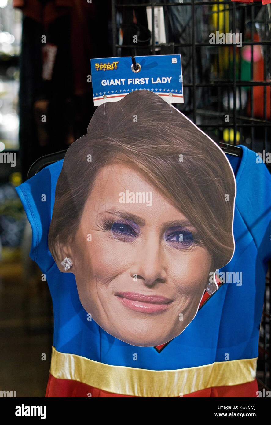 Eine überdimensionale Maske der First Lady Melania Trump für Verkauf an Geist, ein Halloween pop up Shop auf der Achten Straße im Greenwich Village in Manhattan, New York City. Stockfoto