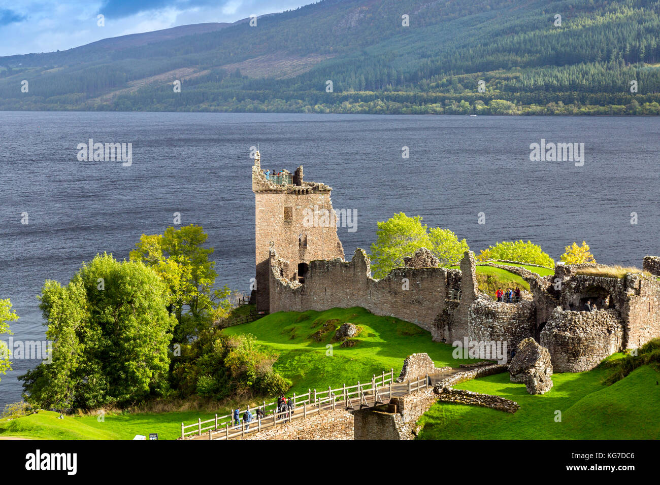 Historische ruine Urquhart Castle am Ufer des Loch Ness in der Nähe von Drumnadrochit, Highland, sind jetzt eine der meist besuchten Burgen in Schottland. Stockfoto