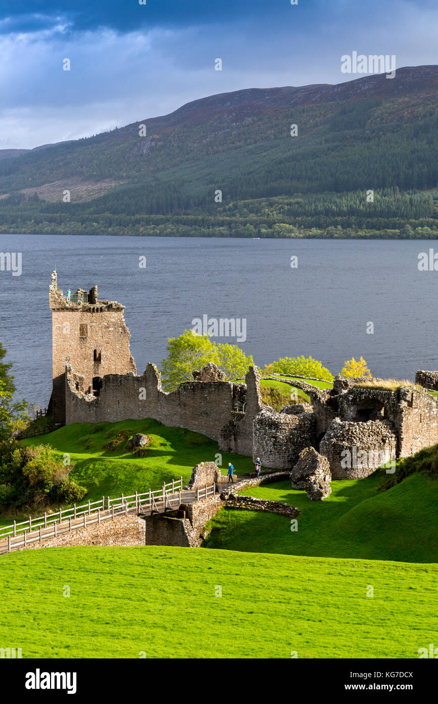 Historische ruine Urquhart Castle am Ufer des Loch Ness in der Nähe von Drumnadrochit, Highland, sind jetzt eine der meist besuchten Burgen in Schottland. Stockfoto