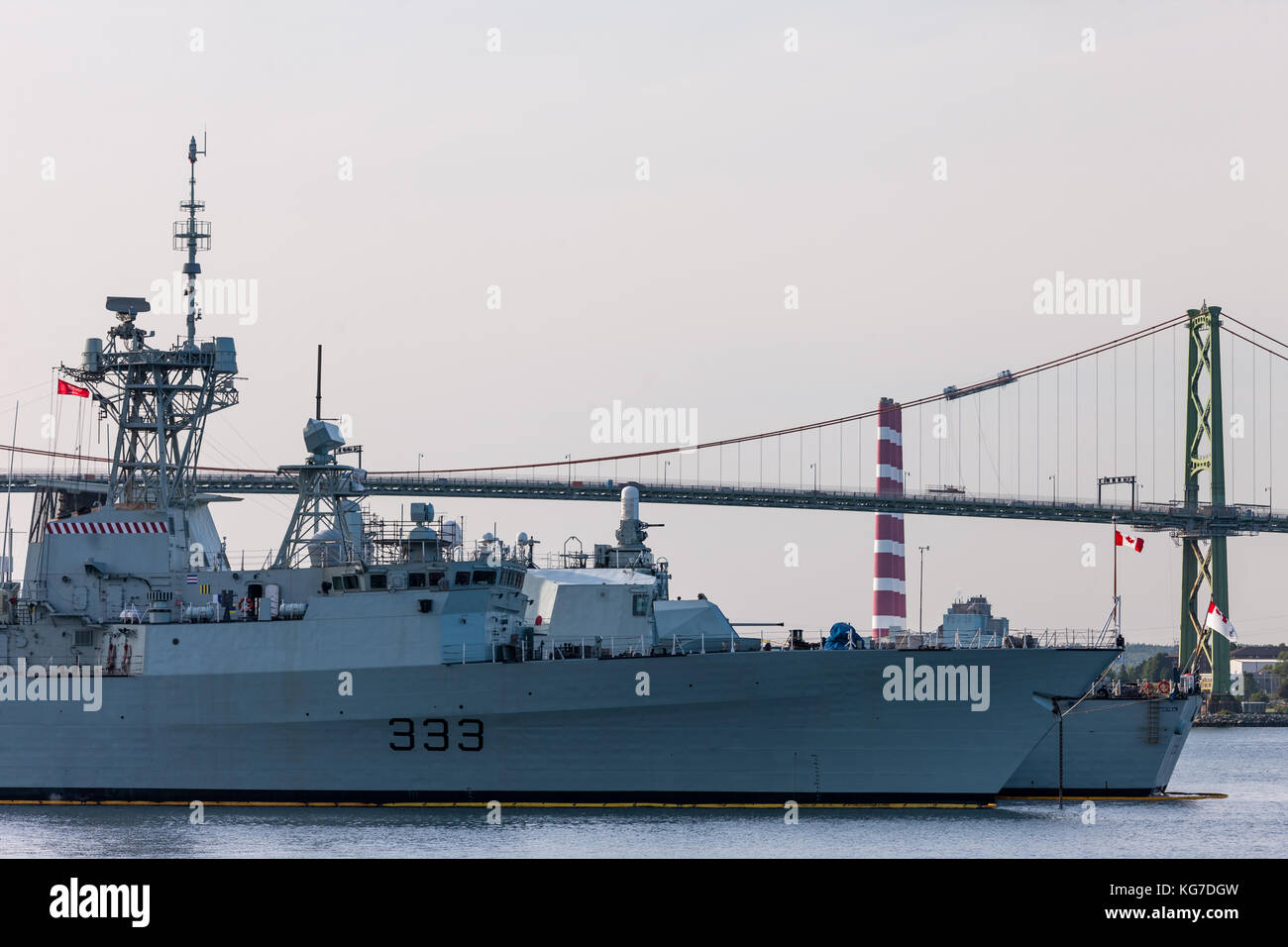 Halifax, Kanada - 29 August 2017: Die hmcs Toronto (333) und HMCS Montreal hinter ihr sind in Ihrer rutscht bei CFB Halifax angedockt. Stockfoto