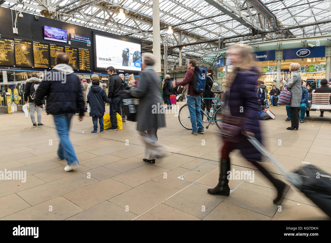 Pendler rush für ihre Bahn während der Rush Hour auf der Bahnhof Edinburgh Waverley. Stockfoto