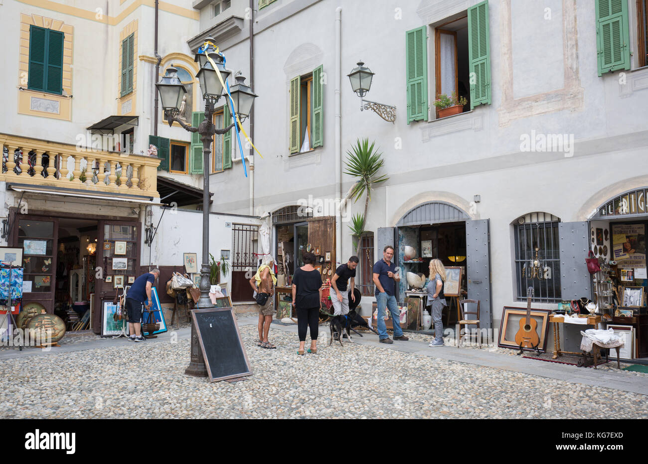 Touristeneinkäufe in Antiquitätenläden auf der Piazza San Siro, San Remo, Italien. Stockfoto