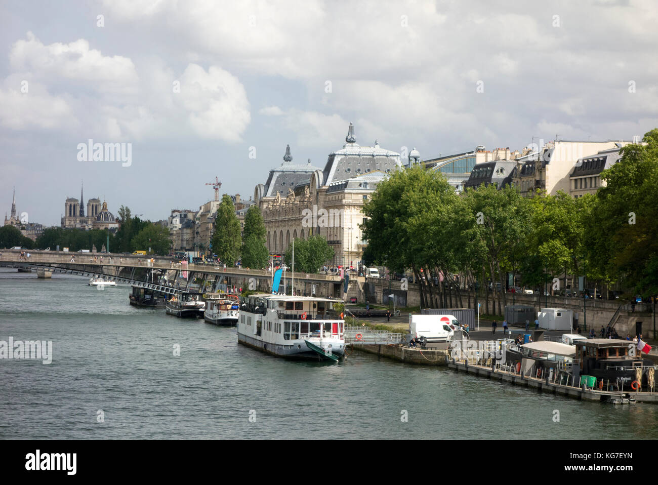 Seine und Musée d'Orsay, Feder, Paris, 2017. Stockfoto