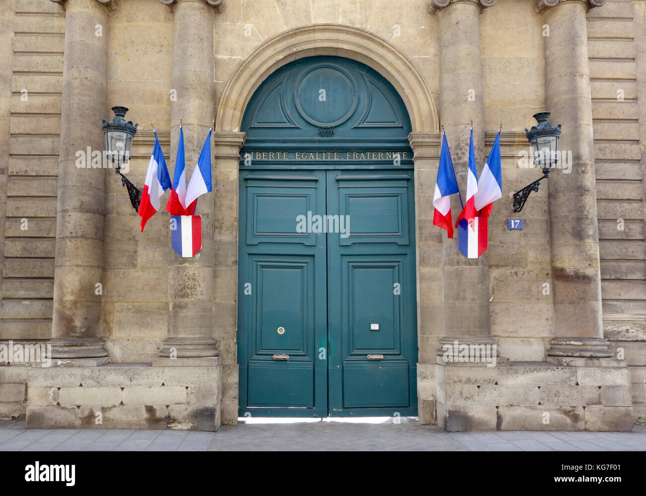 Patriotische Tür mit Fahnen in Paris, 2017. Stockfoto