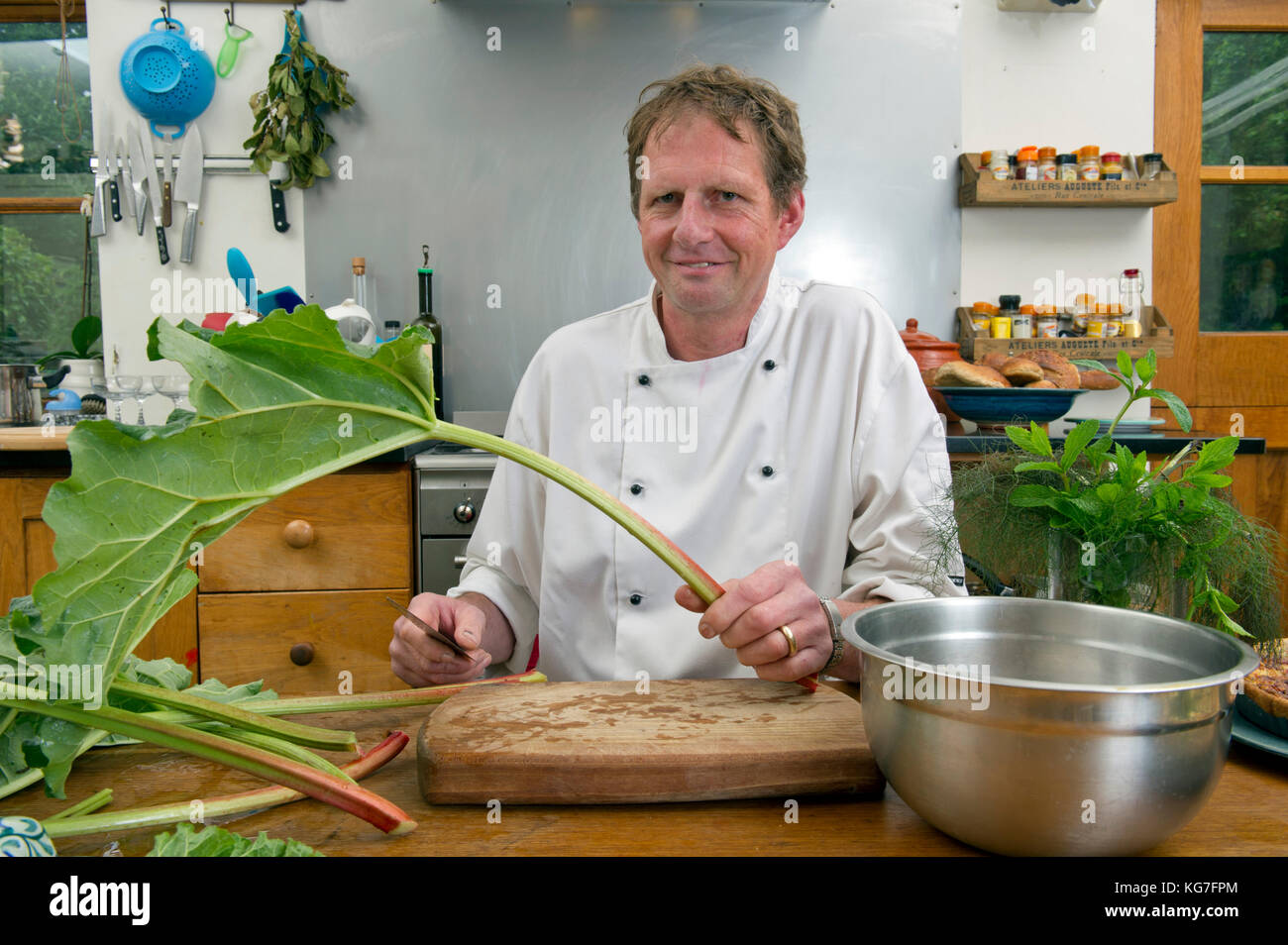 Chef William Marsden Kochen mit Steinbutt & Austern in seiner Küche in Cornwall. Stockfoto