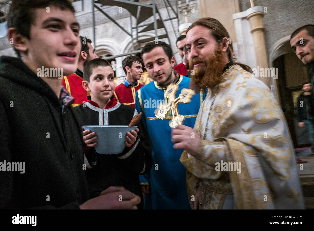 Priester und Messdiener mit den Gläubigen in der Kathedrale der Heiligen Dreifaltigkeit von Tiflis Stockfoto