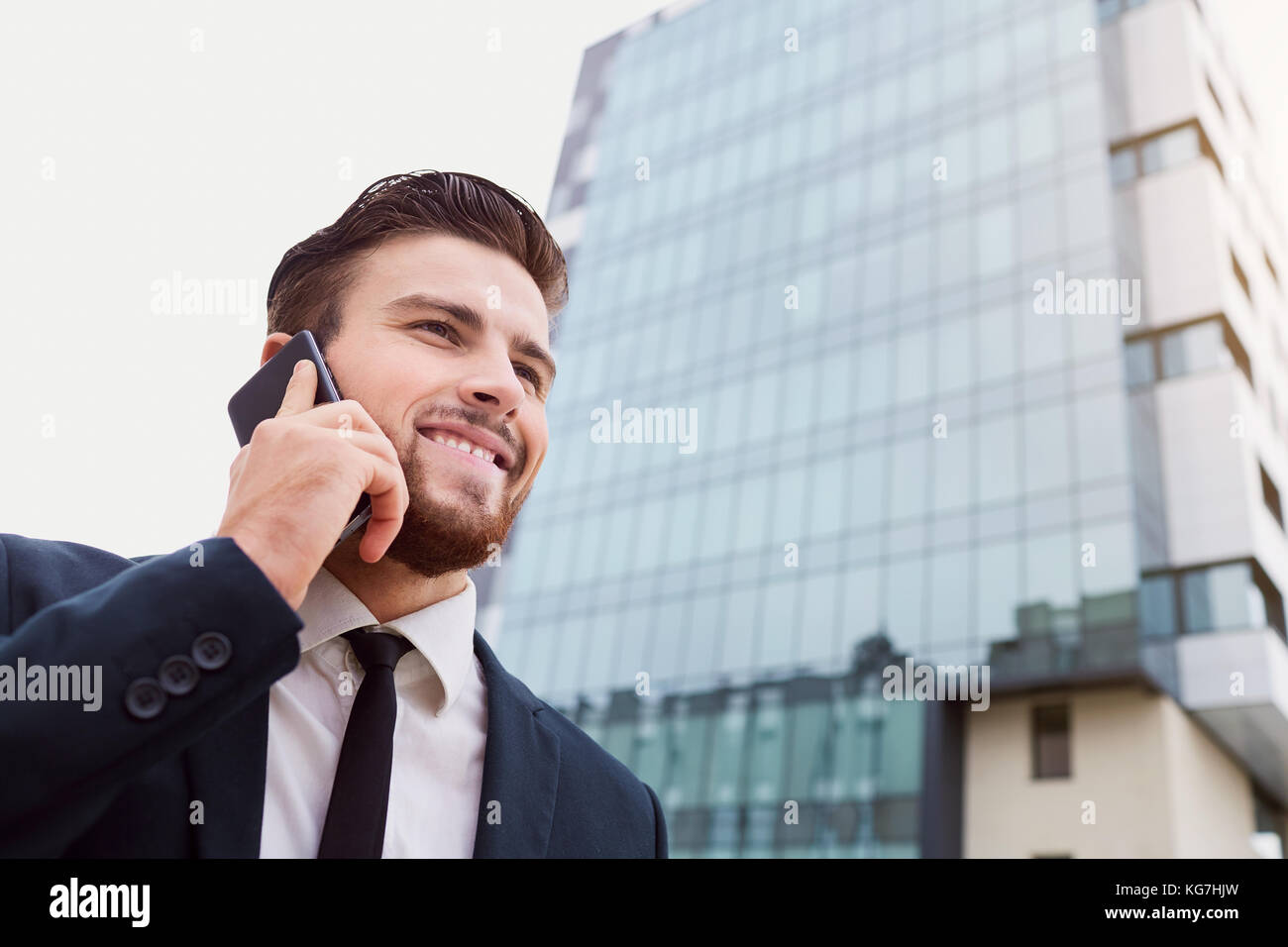 Geschäftsmann spricht am Telefon im Freien Stockfoto