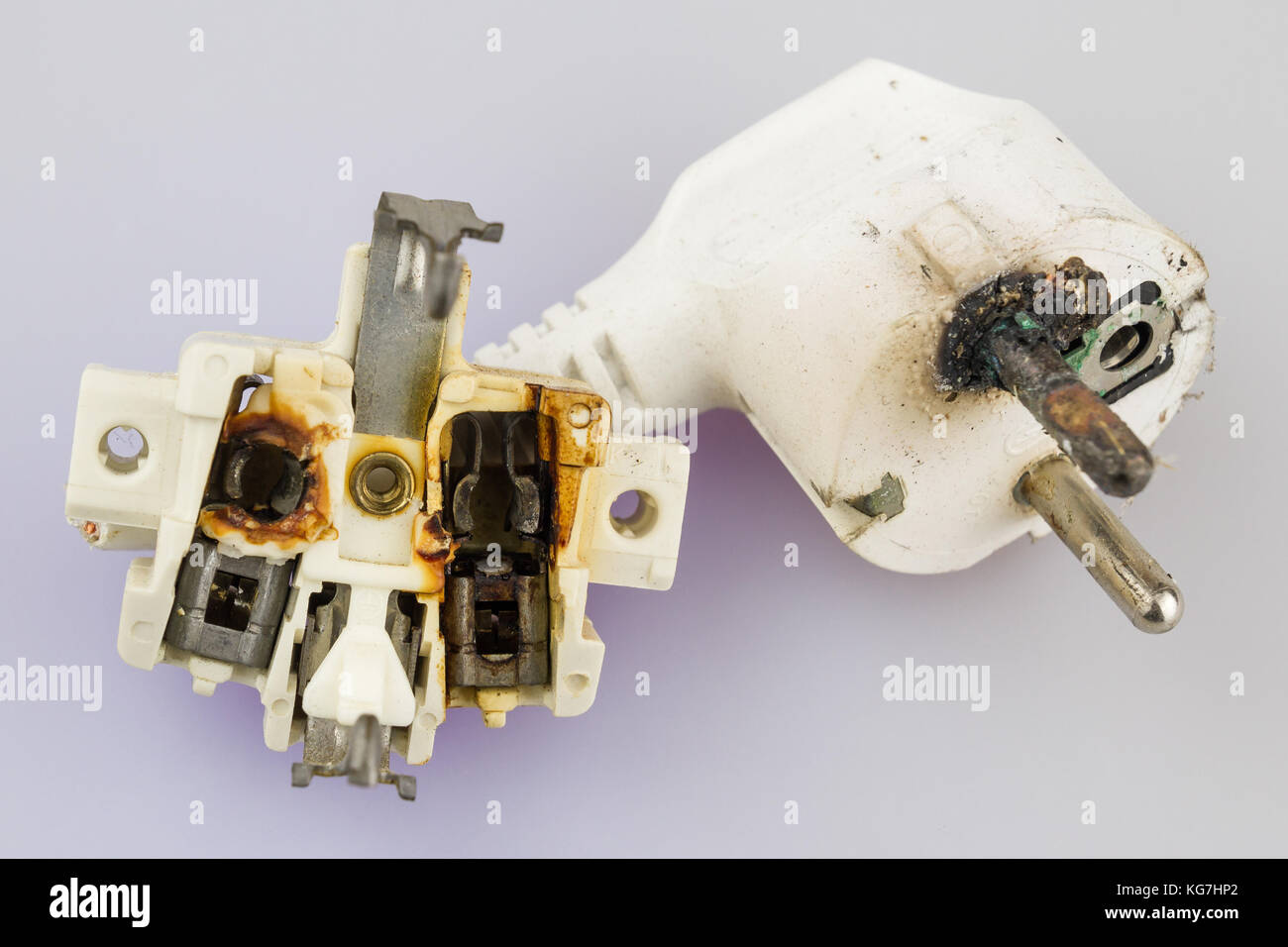 Verbrannte Schuko Schutzkontakt Steckdose und Schuko Stecker