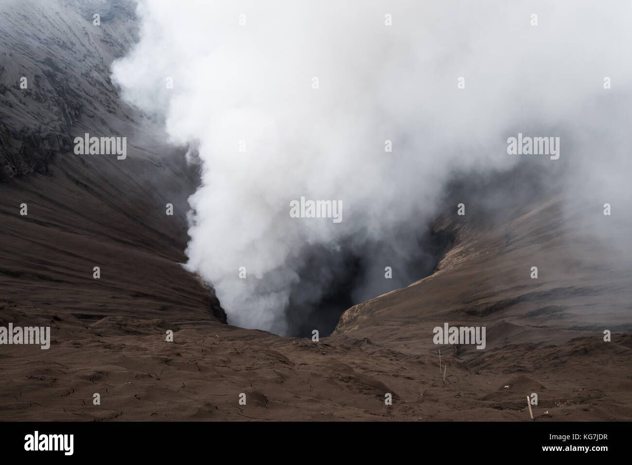 Vulkanausbruch, Krater mit Rauch zu schließen, Mount Bromo, Indonesien Stockfoto