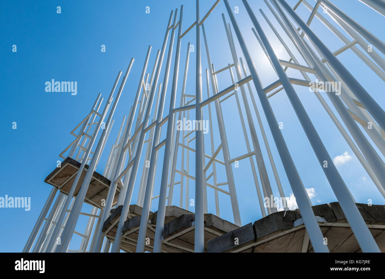 Krumbach, Österreich - Juli 22, 2017: Busstop vom Architekten Sou fuijmoto in Krumbach, Bregenzer Wald, Österreich. Stockfoto