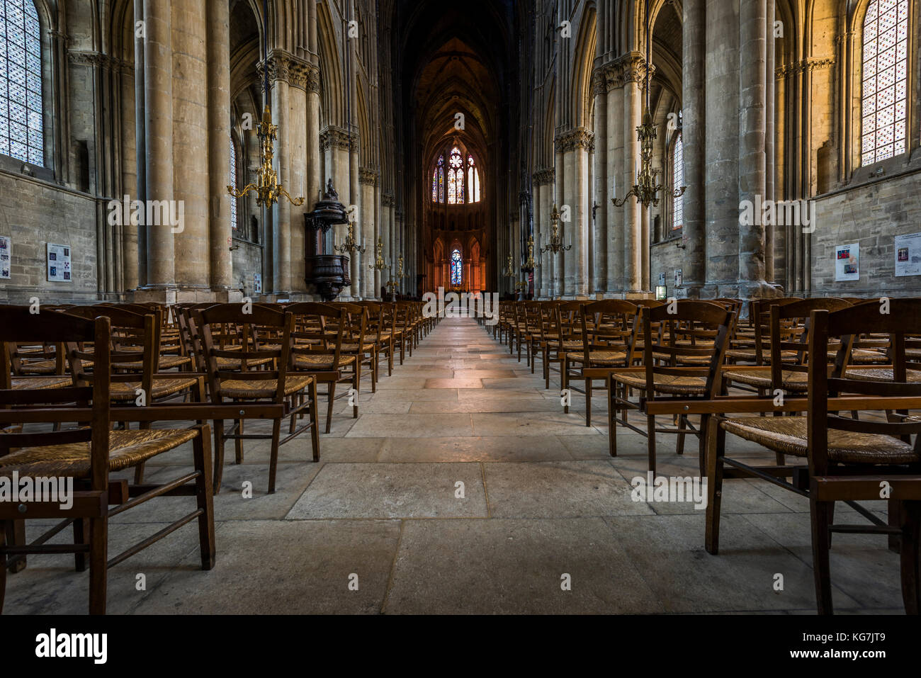 Reims, Frankreich - 12. Juni 2017: Innenansicht der Kathedrale von Reims mit vielen Stühlen aus Holz, hohe Säulen und einem pulpitt, Frankreich. Stockfoto