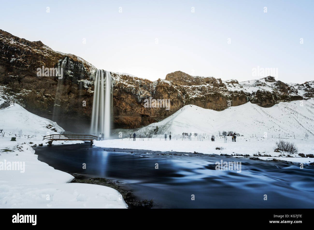 Wasserfall Landschaft im Winter. Wasserfall Seljalandsfoss im Winter beliebte Sehenswürdigkeit in Island Stockfoto