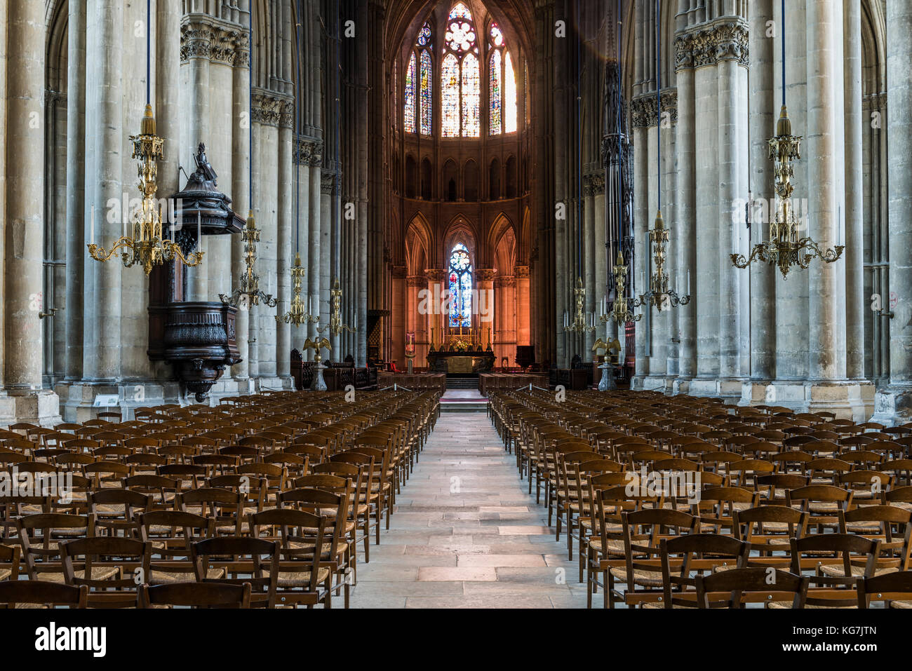 Reims, Frankreich - 12. Juni 2017: Innenansicht der Kathedrale von Reims mit vielen Stühlen aus Holz, hohe Säulen und einem pulpitt, Frankreich. Stockfoto