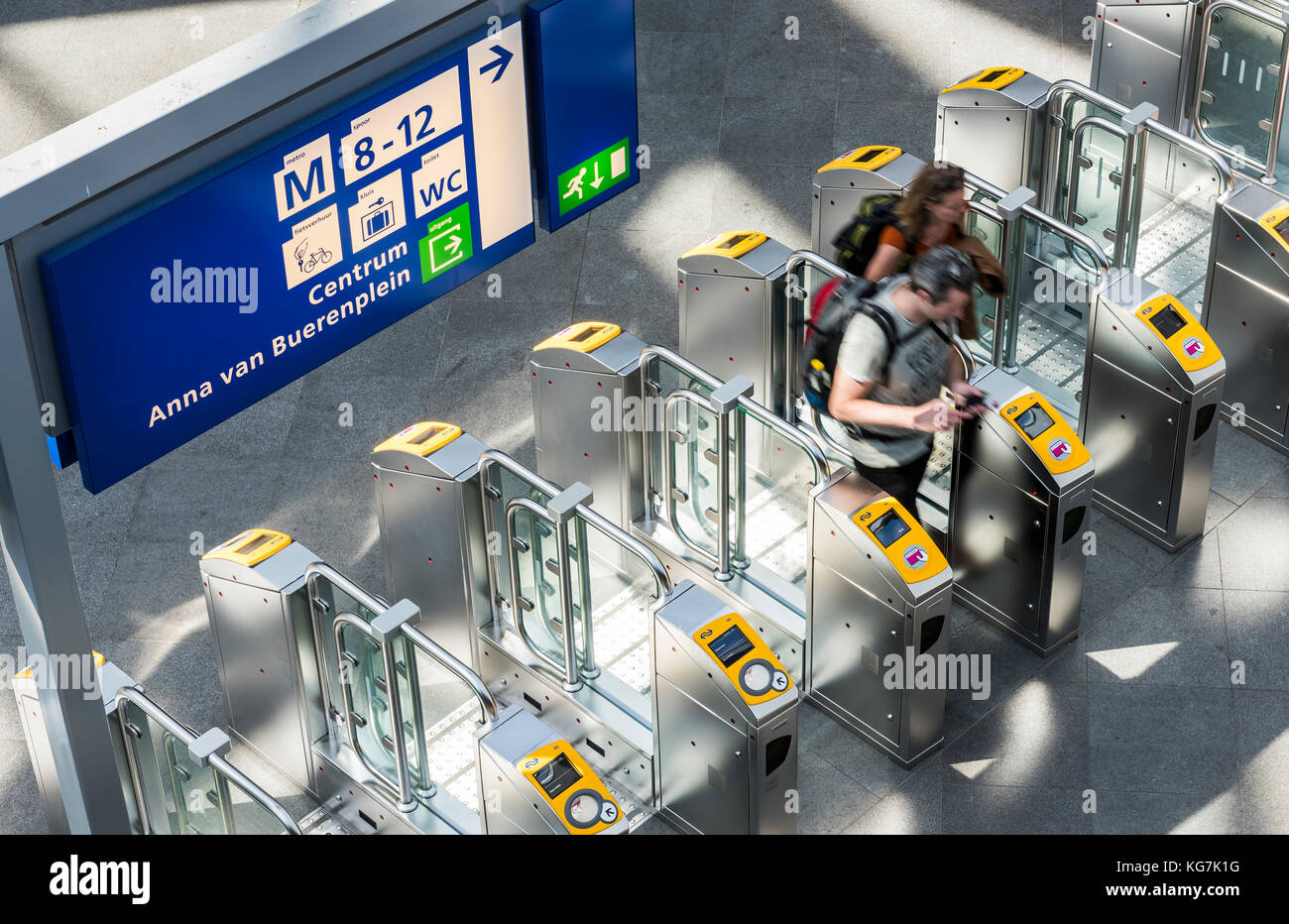 Den Haag, Niederlande - 6 August, 2017: die Menschen am Hauptbahnhof Den Haag auf ov check points. Stockfoto