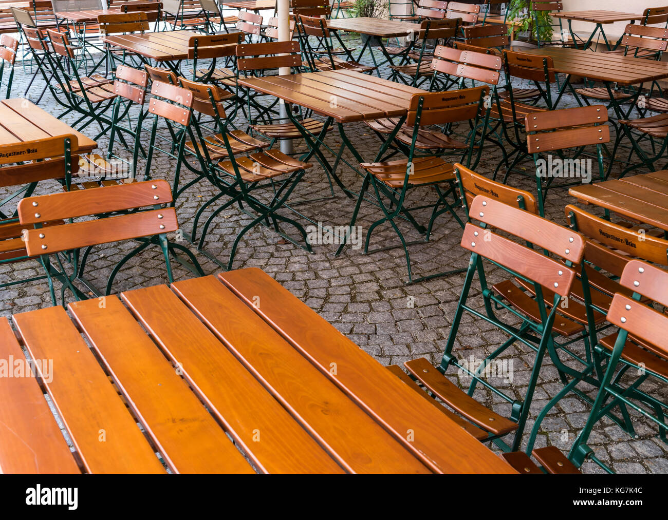 Rattenberg, Österreich - 28 September 2017: leere Terrasse mit Holzstühlen und Tischen vor ein Café und ein Restaurant. Stockfoto